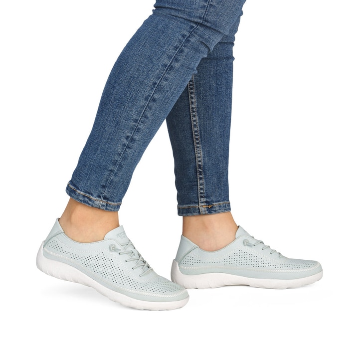 Grüne remonte Damen Slipper R3521-52 mit einem Gummizug sowie der Komfortweite G. Schuh am Fuß.