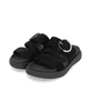 Schwarze remonte Damen Pantoletten D2N53-02 mit einem Klettverschluss. Schuhpaar seitlich schräg.