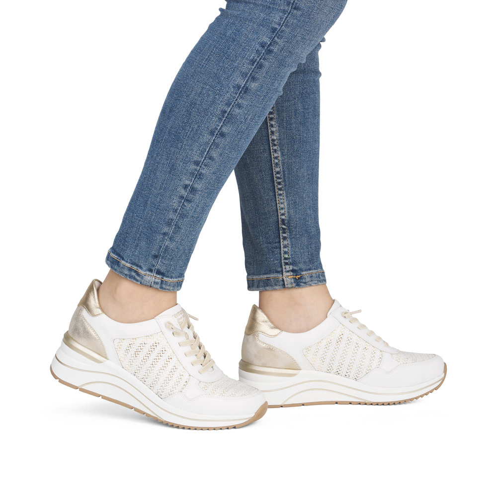 Weiße vegane remonte Damen Slipper D0T20-80 mit Gummizug sowie der Extraweite H. Schuh am Fuß.