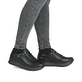 Schwarze remonte Damen Sneaker D1302-00 mit wasserabweisender remonteTEX-Membran. Schuh am Fuß.