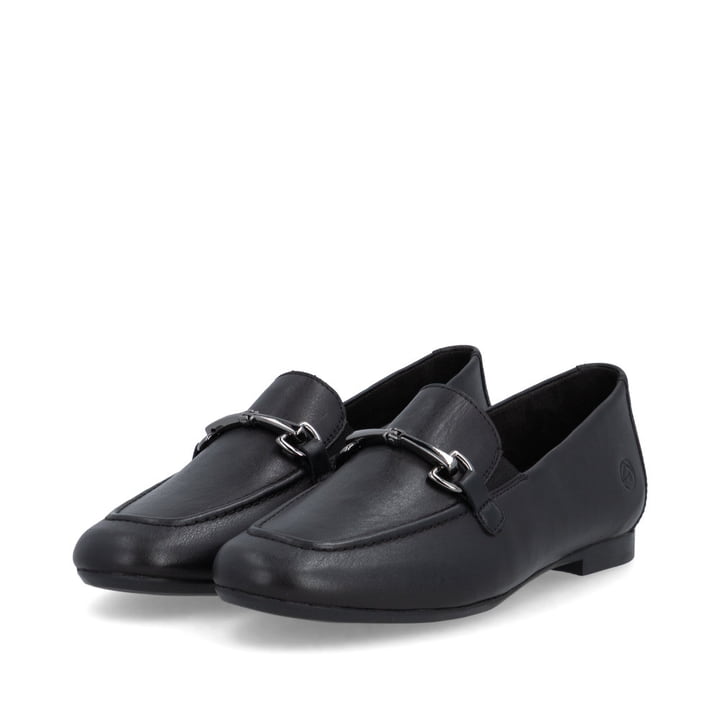 Schwarze remonte Damen Loafer D0K13-00 mit einem Gummizug. Schuhpaar seitlich schräg.