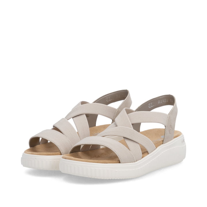 Beige remonte Riemchensandalen D3L52-60 mit einem Gummizug sowie Extraweite H. Schuhpaar seitlich schräg.