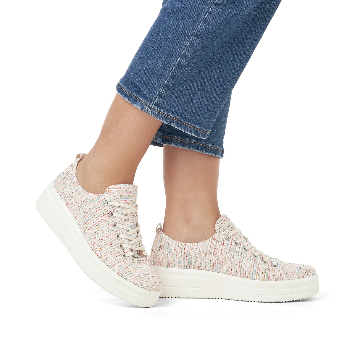 Bunte remonte Damen Sneaker D1C03-90 mit Schnürung sowie der Komfortweite G. Schuh am Fuß.