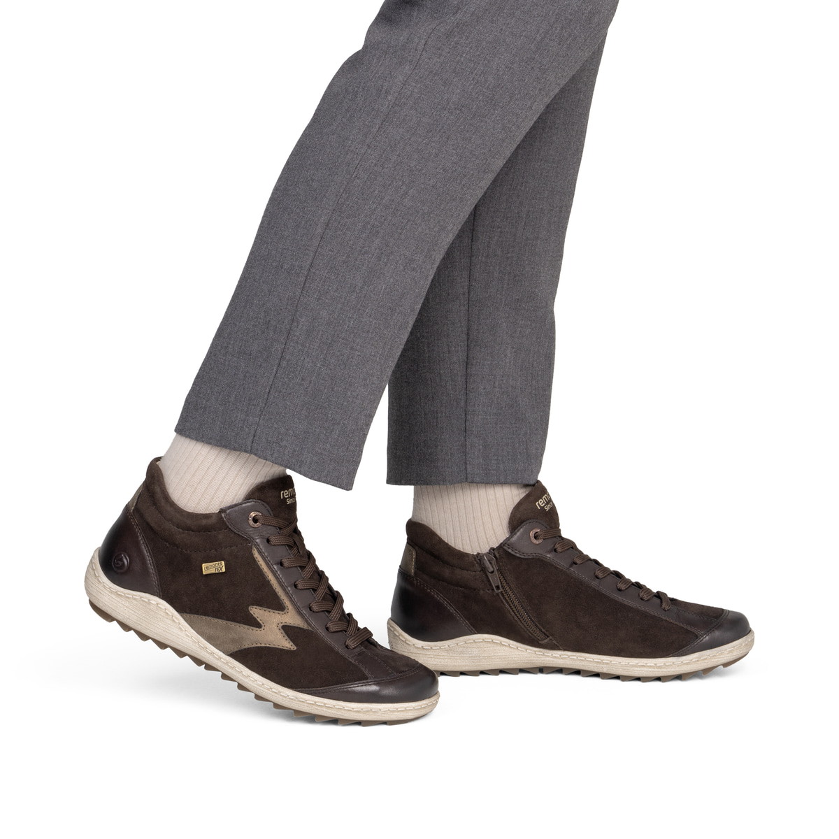 Dunkelbraun-bronzene remonte Damen Schnürstiefel R1454-25. Schuh am Fuß.
