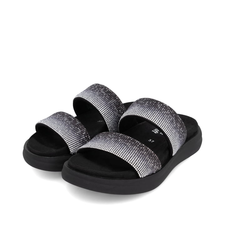 Schwarze vegane remonte Damen Pantoletten D2N50-03 mit einem weichen Fußbett. Schuhpaar seitlich schräg.