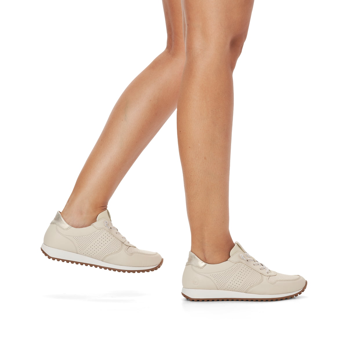 Beige remonte Damen Sneaker Low D3100-60 mit einer Schnürung. Schuh am Fuß.