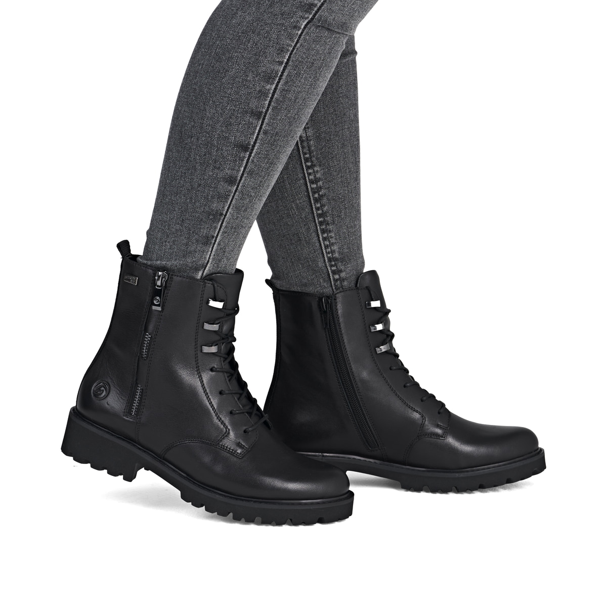 Schwarze remonte Damen Schnürstiefel D8656-00 mit wasserabweisender TEX-Membran. Schuh am Fuß.