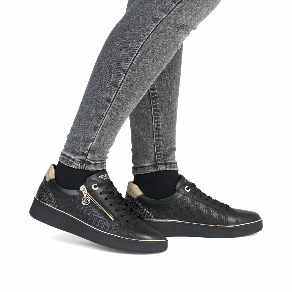 Schwarze remonte Damen Sneaker D2E00-03 mit Reißverschluss sowie Komfortweite G. Schuh am Fuß.