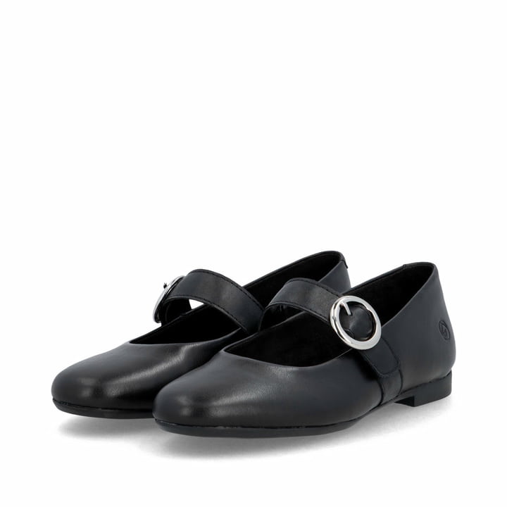 Schwarze remonte Ballerinas D0K14-00 mit einem Klettverschluss. Schuhpaar seitlich schräg.