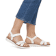 Weiße remonte Riemchensandalen D2049-83 mit einem Klettverschluss. Schuh am Fuß.