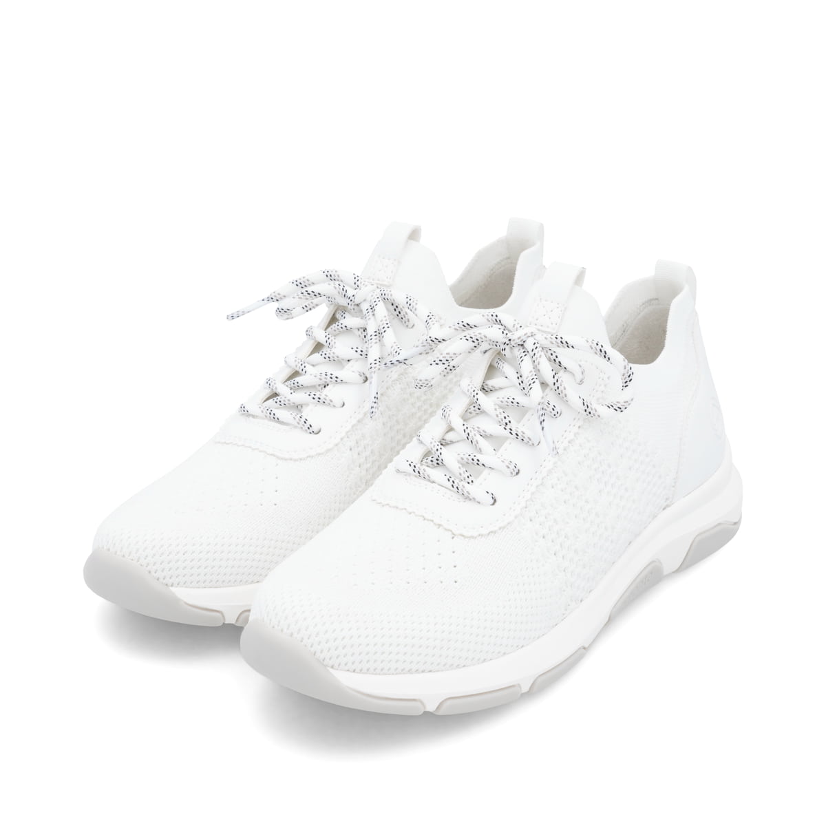 Weiße remonte Damen Slipper D1S05-80 mit einem Gummizug sowie der Komfortweite G. Schuhpaar seitlich schräg.