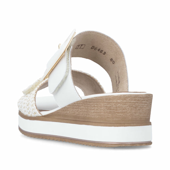 Weiße remonte Damen Pantoletten D6463-80 mit trendiger Schnalle. Schuh von hinten.