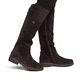Dunkelbraune remonte Hochschaftstiefel R6581-25. Schuh am Fuß.