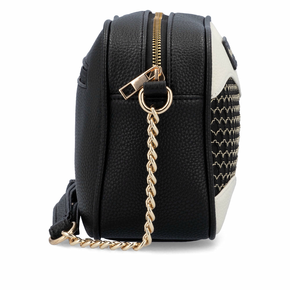 remonte Damen Handtasche Q0627-00 in Glanzschwarz aus Kunstleder mit Überschlag und Reißverschluss. Handtasche getragen.