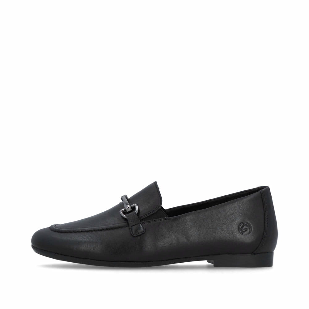 Schwarze remonte Damen Loafer D0K13-00 mit einem Gummizug. Schuh Außenseite.