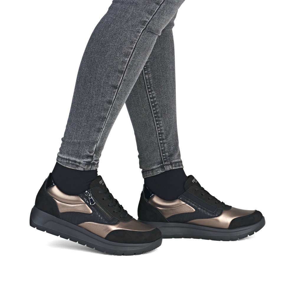 Schwarze remonte Damen Sneaker D2V02-04 mit Reißverschluss sowie Extraweite H. Schuh am Fuß.