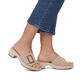 Lehmbeige remonte Damen Pantoletten D0N56-60 mit einem Klettverschluss. Schuh am Fuß.