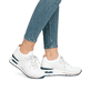 Weiße remonte Damen Slipper D2H04-80 mit einem Gummizug sowie der Extraweite H. Schuh am Fuß.