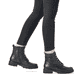 
Glanzschwarze remonte Damen Biker Boots D8670-01 mit einer besonders leichten Sohle. Schuh am Fuß