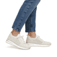 Beige remonte Damen Slipper D1G12-60 mit einem Gummizug. Schuh am Fuß.