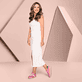 Elizabeth Hurley trägt rosane remonte Damen Sneaker Low D2C02-31 mit einem Reißverschluss.