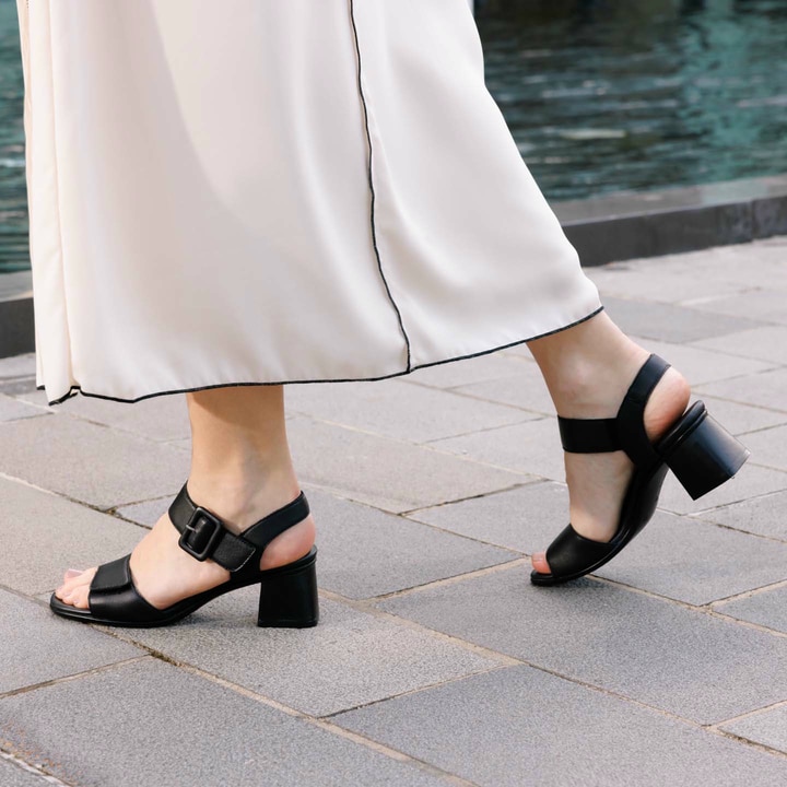 Schwarze remonte Riemchensandaletten D1K51-00 mit einem Klettverschluss. Schuh am Model.