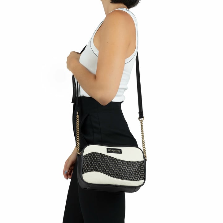 remonte Damen Handtasche Q0627-00 in Glanzschwarz aus Kunstleder mit Überschlag und Reißverschluss. Handtasche getragen.