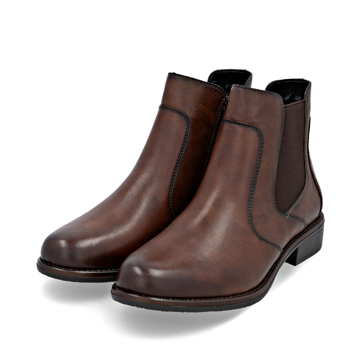 Braune remonte Chelsea Boots D0F70-23 mit einem Reißverschluss. Schuhpaar seitlich schräg.