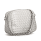Sac à main remonte Q0667-90 gris avec détails de chaîne et fermeture éclair. Côté gauche.