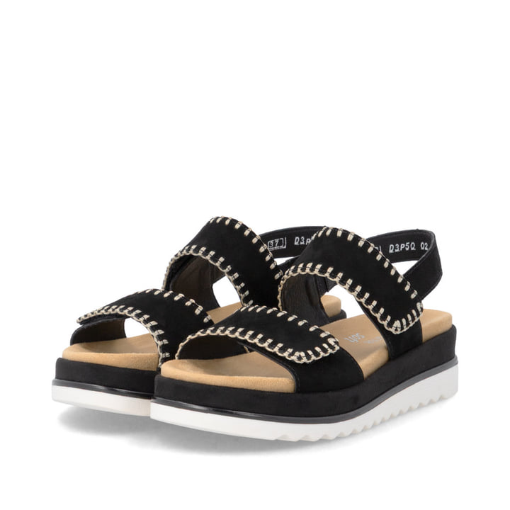 Schwarze remonte Riemchensandalen D3P50-02 mit handgestickten Nähten. Schuhpaar seitlich schräg.