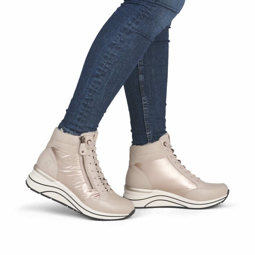 
Sandbeige remonte Damen Schnürstiefel D0T72-60 mit Schnürung und Reißverschluss. Schuh am Fuß