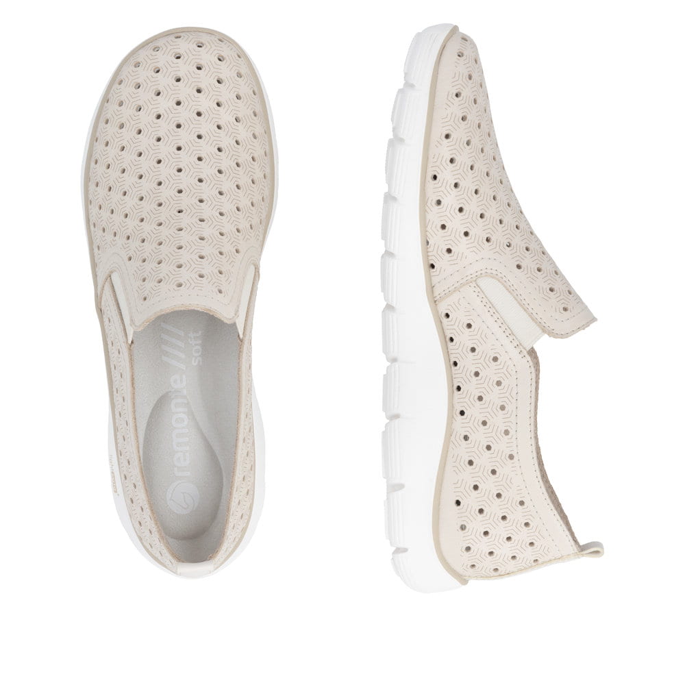 Beige remonte Damen Slipper D3G04-60 mit eleganten Zierlochungen sowie Gummizug. Schuh von oben, liegend.