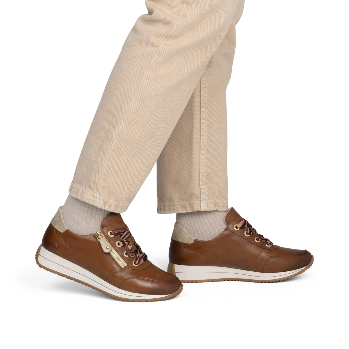 Baskets basses remonte marron pour femme D0H11-25 avec fermeture éclair. Chaussure au pied.