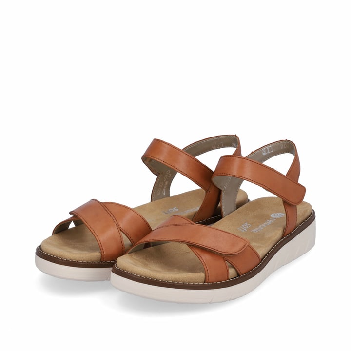 Braune remonte Riemchensandalen D2049-22 mit einem Klettverschluss. Schuhpaar seitlich schräg.