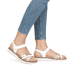 Weiße vegane remonte Riemchensandalen D2058-80 mit einem Klettverschluss. Schuh am Fuß.