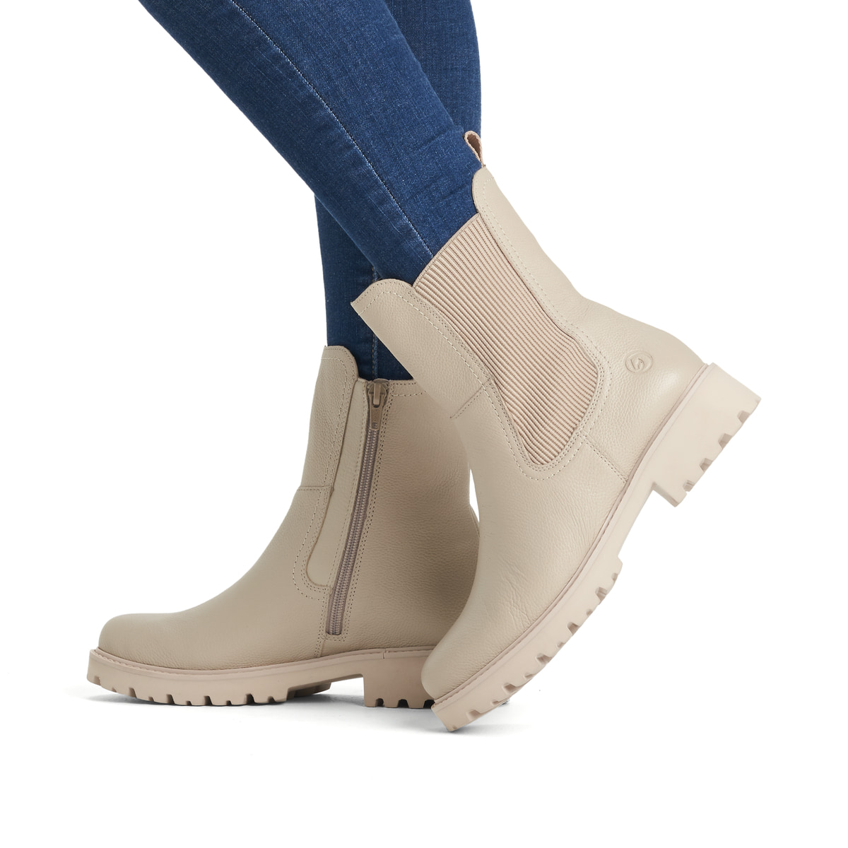 
Cremebeige remonte Damen Chelsea Boots D8694-60 mit einer besonders leichten Sohle. Schuh am Fuß