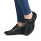 Mocassins remonte noirs pour femme R7600-04 avec fermeture velcro. Chaussure au pied.