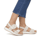 Vanillebeige remonte Damen Riemchensandalen D1J53-60 mit einem Klettverschluss. Schuh am Fuß.