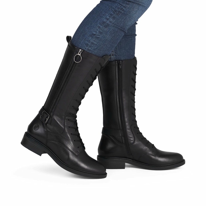 Schwarze remonte Hochschaftstiefel D2W71-00 mit einem Reißverschluss. Schuh am Fuß.