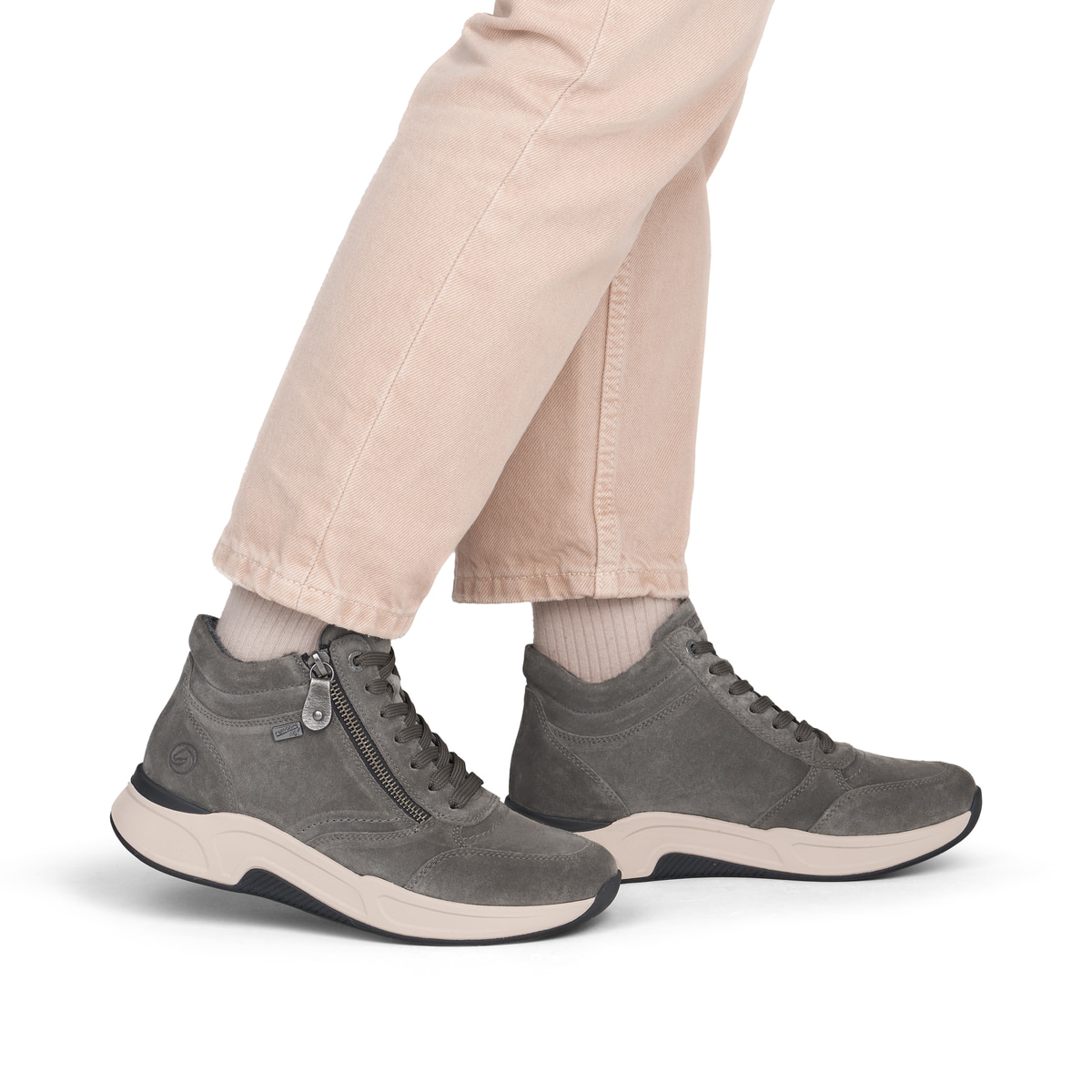 Graue remonte Damen Sneaker D3V71-45 mit wasserabweisender TEX-Membran. Schuh am Fuß.