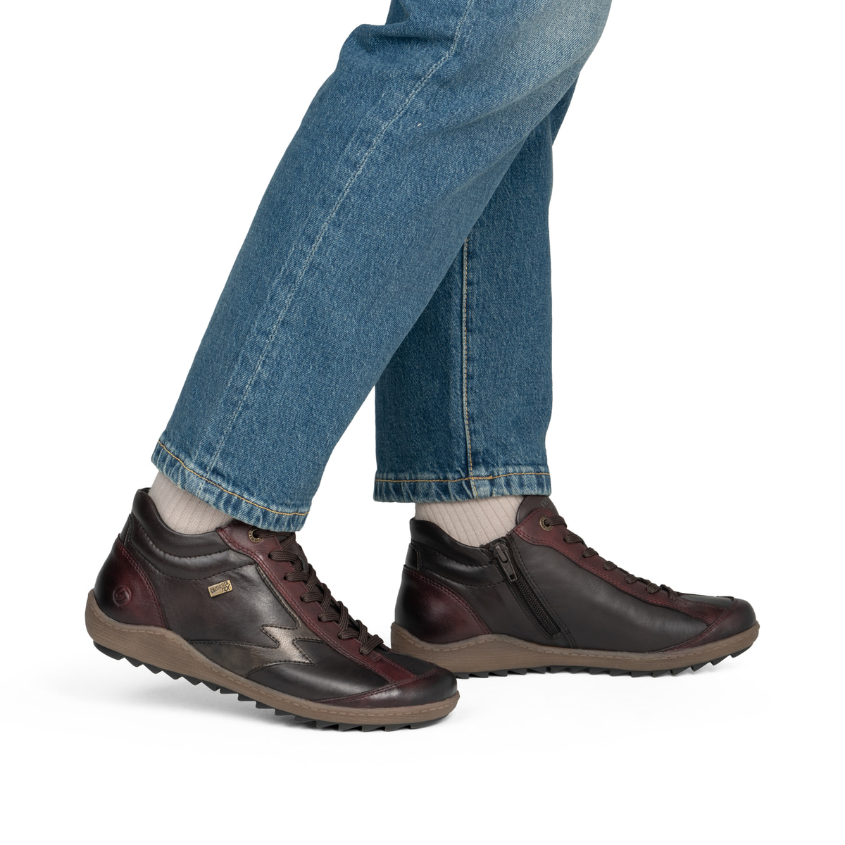 Bordeaux-dunkelbraune remonte Damen Schnürstiefel R1454-27. Schuh am Fuß.