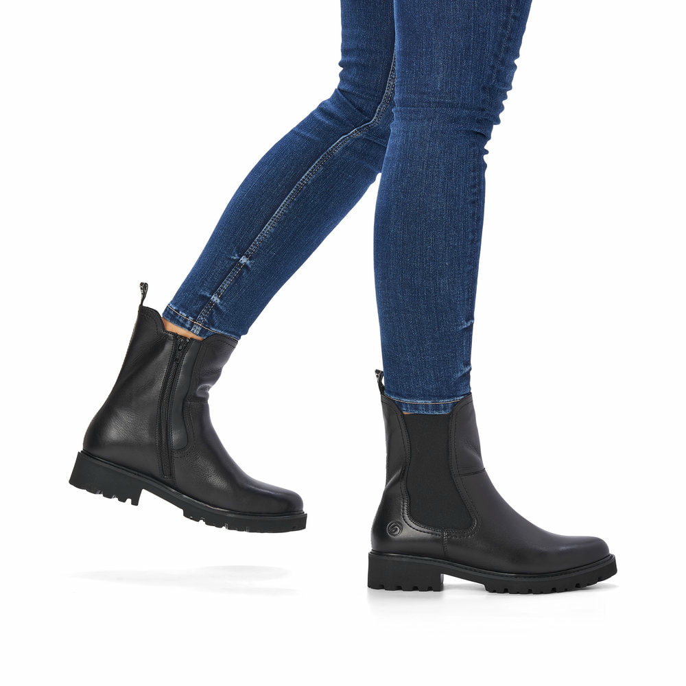 Graphitschwarze remonte Damen Chelsea Boots D8694-00 mit einer dämpfenden Sohle. Schuh am Fuß