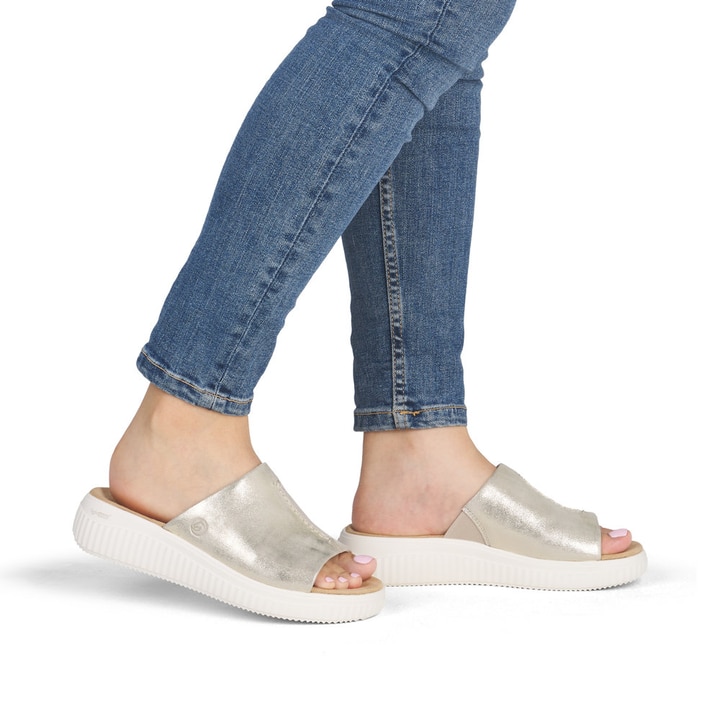 Mules remonte dorées pour femme D3L53-90 avec finition métallisée. Chaussure au pied.