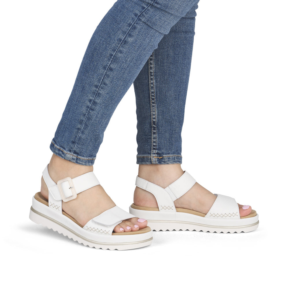 Weiße remonte Riemchensandalen D3P53-80 mit trendiger Schnalle. Schuh am Fuß.