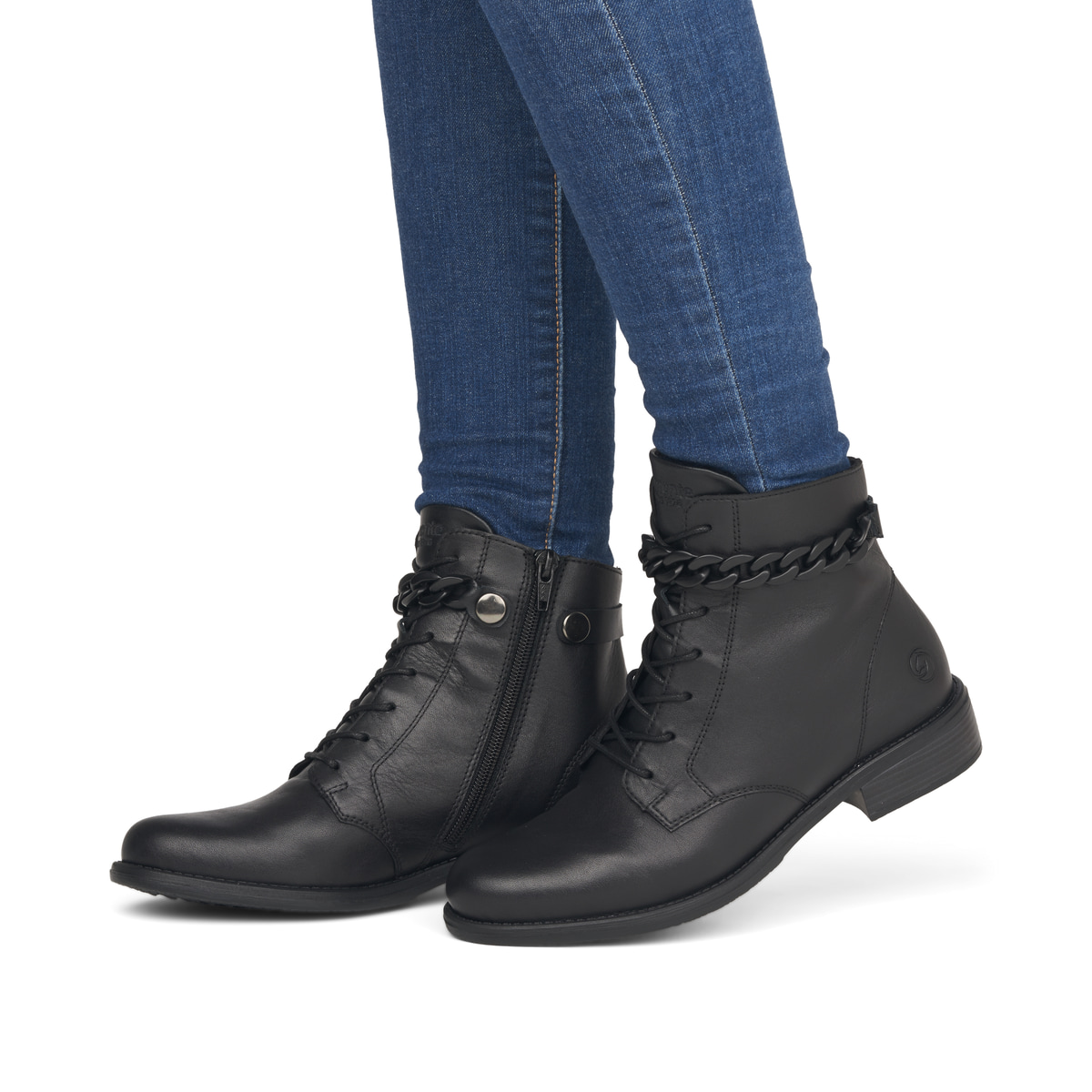 Glanzschwarze remonte Damen Biker Boots D0F74-01 mit Schnürung und Reißverschluss. Schuh am Fuß