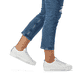 Weiße remonte Damen Sneaker Low D0913-80 mit Schnürung sowie der Komfortweite G. Schuh am Fuß.