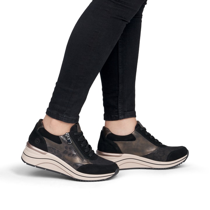 Schwarz-bronzene remonte Damen Schnürschuhe D0T23-03 mit einem Reißverschluss. Schuh am Fuß.