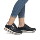 Schwarze remonte Damen Sneaker Low D1327-03 mit einem Reißverschluss. Schuh am Fuß.