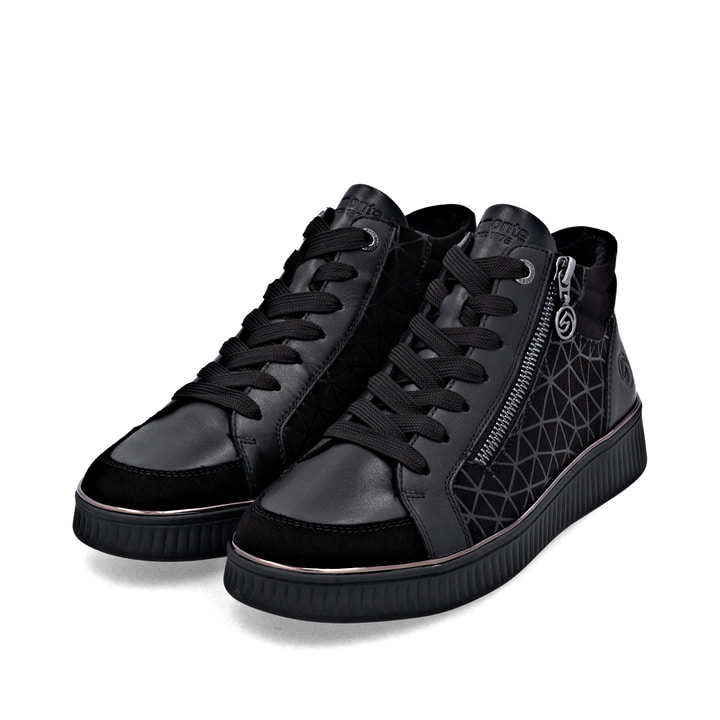Schwarze remonte Damen Sneaker D2E70-00 mit Reißverschluss sowie Komfortweite G. Schuhpaar seitlich schräg.