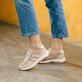 Beige vegane remonte Damen Sneaker Low D1S04-60 mit einem Reißverschluss. Schuh am Model.